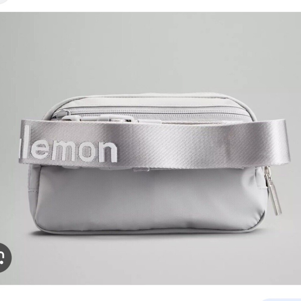 Lululemon Athletica Everywhere Belt Bag 1L silver✨ - Picture 4 of 6